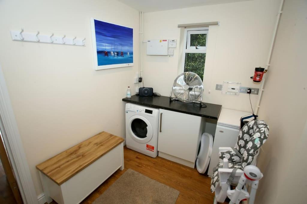 Lovely Two Bedroom Bungalow With Hot Tub เยโอวิล ภายนอก รูปภาพ